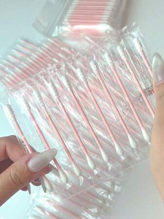 100支独立包装双头清洁棉签，纸杆化妆棉，一头圆头一头尖头，精准涂抹，可用于清除耳垢、卸妆，方便旅行携带。