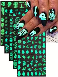 Pegatinas luminosas de uñas de Halloween 3D 2/4/5 piezas que brillan en la oscuridad, diseño de manicura francesa con dibujos de pétalos de margarita góticos, fantasmas, calabazas, calaveras, huesos de mano, telarañas y motivos espeluznantes para decoración de uñas en otoño e invierno, accesorios de arte de uñas autoadhesivos