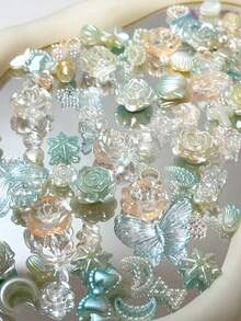 70克/包 透明蓝色树脂3D玫瑰、蝴蝶结、仿珍珠，适用于DIY手链、手机壳、项链、珠宝、手工礼品、多用途穿孔饰品和装饰品，价格实惠，性价比高，可用于制作明星卡片道具、装饰品和风景画。款式多样，包括仿珍珠、冰块和玫瑰，均采用精湛工艺制作，独立包装。 - 藍色 - 查看 15