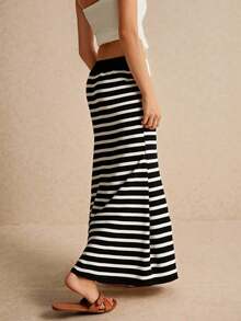 Falda larga de punto acanalado con textura suave y elástica, diseñada para abrazar la silueta con un ajuste cómodo y favorecedor. Su confección en tejido de alta calidad ofrece una caída fluida y elegante, perfecta para resaltar las curvas de forma natural. Ideal para combinar con tops cortos o blusas ajustadas. Una prenda versátil y moderna para usar en cualquier ocasión casual con estilo. - Negro - Ver 2