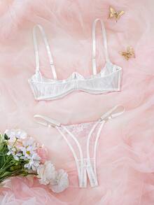 性感内衣，浅粉色和白色刺绣内衣套装，半开放式设计，简约而又隆重，优雅而性感，独特魅力与时尚优雅完美结合。