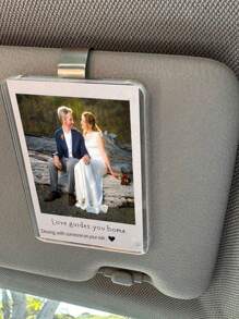 Portafoto per aletta parasole dell'auto in acrilico personalizzato - Decorazione auto fai da te perfetta per coppia, foto di famiglia e animali domestici - Facile da installare e usare - Per foto formato tessera e portafoglio - Regalo perfetto per San Valentino, anniversario o occasione speciale - Aggiungi un tocco di personalizzazione all'interno dell'auto, il materiale garantisce un uso duraturo