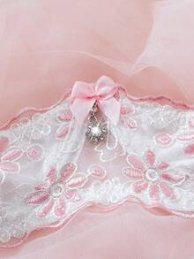性感内衣，浅粉色和白色刺绣内衣套装，半开放式设计，简约而又隆重，优雅而性感，独特魅力与时尚优雅完美结合。