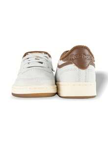 Giày thể thao nam Reebok X Bodega Club C 85, kiểu dáng thể thao năng động, đệm êm ái, chất liệu da cao cấp, lớp lót tổng hợp mềm mại, buộc dây, đế ngoài bằng cao su chống trượt, bền bỉ, dễ phối đồ, phù hợp với phong cách đường phố hàng ngày và đi làm. Màu xám nâu nguyên chất, kỷ niệm 15 năm H03350 - Nâu tro - Xem 6