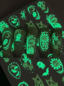 Pegatinas luminosas de uñas de Halloween 3D 2/4/5 piezas que brillan en la oscuridad, diseño de manicura francesa con dibujos de pétalos de margarita góticos, fantasmas, calabazas, calaveras, huesos de mano, telarañas y motivos espeluznantes para decoración de uñas en otoño e invierno, accesorios de arte de uñas autoadhesivos