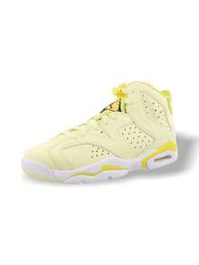 Air Jordan 6 Retro“Floral”以独特的向日葵色彩为儿童鞋类注入了春天的活力。这款运动鞋专为男女儿童设计，在标志性鞋型上饰有精致的花卉印花覆层，并辅以明亮的柠檬色调。 - 黃色 - 查看 1