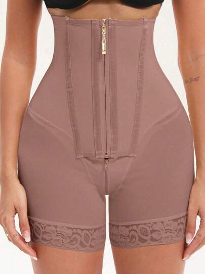 1 chiếc quần đùi định hình cạp cao có khóa kéo, giúp kiểm soát vòng bụng và nâng mông.