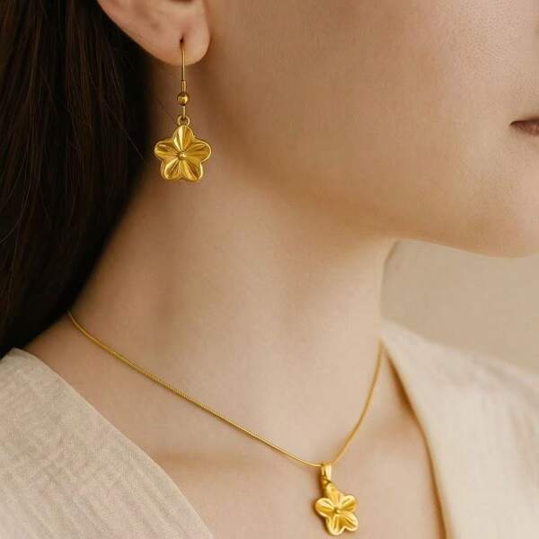 Elegante gouden set van vijfbladige bloemenketting en oorbellen, veelzijdig en geschikt voor verjaardagen, jubilea en Valentijnsdag voor vrouwen.