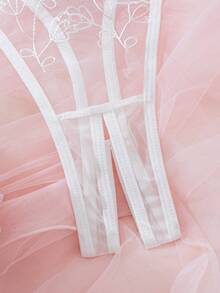 性感内衣，浅粉色和白色刺绣内衣套装，半开放式设计，简约而又隆重，优雅而性感，独特魅力与时尚优雅完美结合。