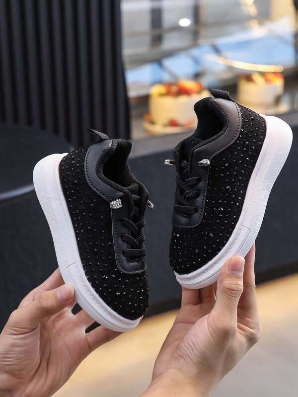 زوج من أحذية الجري للبنات للخريف، أحذية رياضية عصرية متعددة الاستخدامات للأطفال الصغار والكبار، أحذية تنس خفيفة الوزن ذات تصميم بسيط ومريح للمشي، مناسبة للاستخدام اليومي والعطلات والسفر