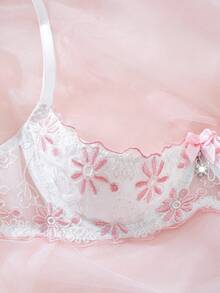 性感内衣，浅粉色和白色刺绣内衣套装，半开放式设计，简约而又隆重，优雅而性感，独特魅力与时尚优雅完美结合。