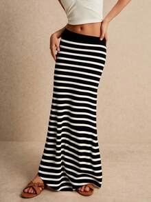 Falda larga de punto acanalado con textura suave y elástica, diseñada para abrazar la silueta con un ajuste cómodo y favorecedor. Su confección en tejido de alta calidad ofrece una caída fluida y elegante, perfecta para resaltar las curvas de forma natural. Ideal para combinar con tops cortos o blusas ajustadas. Una prenda versátil y moderna para usar en cualquier ocasión casual con estilo. - Negro - Ver 3