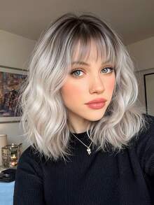 这款 12 英寸短卷发假发适合日常佩戴和各种场合，包括母亲节、生日派对、节日、休闲聚会和优雅造型。 - 漸變灰色 - 查看 1