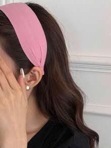 1条时尚宽边糖果色纯色发箍，简约设计修饰脸型，适合优雅女性日常佩戴、约会、聚会、通勤、春夏穿搭搭配，也是送给朋友的礼物。这款发箍可用于化妆、发圈、发饰等场合，也适合秋季穿搭、居家、护肤等。 - 彩色 - 查看 18