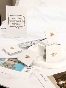 Diamantbesetzer Honigbienen-förmiger Schminkspiegel | Weiße lederähnliche Textur, minimalistischer Luxusstil | Erstklassiges Geschenk für Geburtstag, Weihnachten, Valentinstag | Geschenk für Mutter, Tochter, Großmutter, Freundin | Doppelseitiges Design für verschiedene Bedürfnisse | Kompakt und tragbar, taschengroße Kosmetikspiegelbox