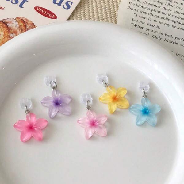 1 pièce Bouchon anti-poussière avec design floral de Sakura/Cerisier, pendentif en résine délicat, frais, doux et mignon. Convient pour le printemps, compatible avec les téléphones portables, tablettes, écouteurs, ports de charge Kindle. Bouchon anti-poussière en silicone transparent, convient comme petit cadeau, étanche et anti-humidité pour le port de charge du téléphone, compatible avec le Lightning/Type-C d'