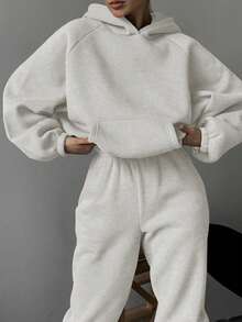 Bộ 2 món gồm áo hoodie dài tay rộng rãi lót lông cừu ấm áp có túi dành cho nữ và quần nỉ ống rộng, thiết kế vai rớt. - Màu Xám nhạt - Xem 4