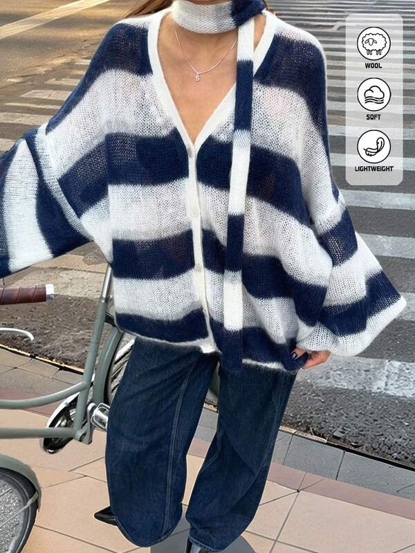 Retour à l'école Automne Femme Cardigan en laine tricotée avec écharpe, Cardigan en laine oversize à manches longues et col en V avec boutons, Rayures bleu marine et ivoire, Humeur preppy moderne, Cardigan tricoté léger avec touche de marin