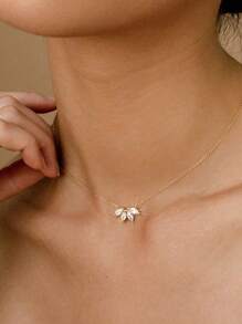 1pc Sparkling Zirconia Leaf Pendant Necklace, Fashionable Unique Design Versatile Everyday Wear Choker Necklace For Women
