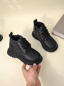 1 双黑色中性儿童靴，橡胶软底，增高，轻便舒适，系带和拉链设计，时尚短靴，适合 3-12 岁男孩和女孩，适合休闲、学校、表演，2025 年秋冬新品（26 码及以上，请订购大一码）