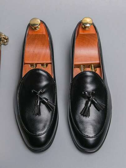 经典款式男士流苏莫卡辛鞋，优雅绅士黑色正装鞋，柔软舒适的皮革鞋面，防滑外底，适合休闲、商务、正式场合，如学校、大学、派对、婚礼