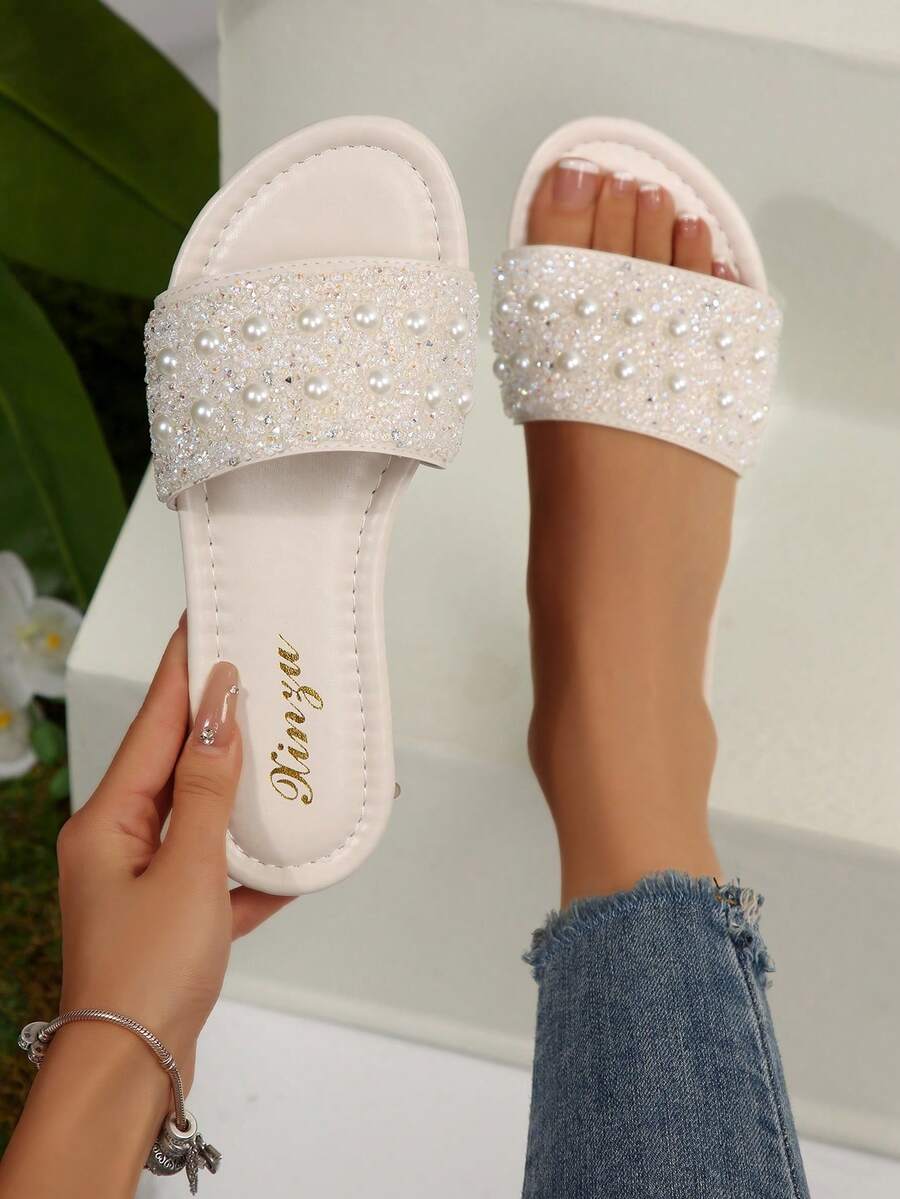 Sandal Wanita Terbaru 2025, Hak Persegi Datar Ujung Bulat Berhiaskan Berlian Imitasi dan Mutiara, Sandal Kasual Mewah Ukuran Besar, Serbaguna & Anti Selip, Cocok untuk Pakaian Musim Semi dan Musim Panas - Krem - View 1