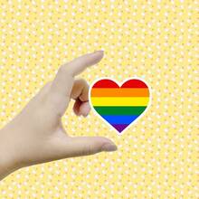 Pegatinas divertidas con corazón gay, amor es amor, arcoíris, adecuadas para papelería, vasos, tabletas, fundas de teléfonos móviles, etc., pegatinas desechables