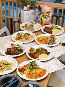 100/50个纸盘，日常使用沙拉盘，蛋糕盘，烧烤盘，微波炉适用，适用于婚礼，家庭聚会，自助餐，夏季泳池派对，生日派对，返校，可堆肥甘蔗纸盘，一次性盘子