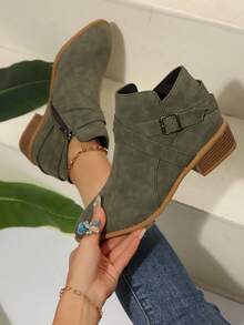 Botas de tobillo nuevas para mujer de otoño/invierno, botas de tobillo con tacón grueso de moda, botas medianas de uso exterior, botas de tobillo con hebilla cruzada de cuero patentado y cremallera lateral, botas de tobillo versátiles cómodas y sexys, botas de estilo universitario occidental con hebilla para uso en la oficina - Verde - Ver 1