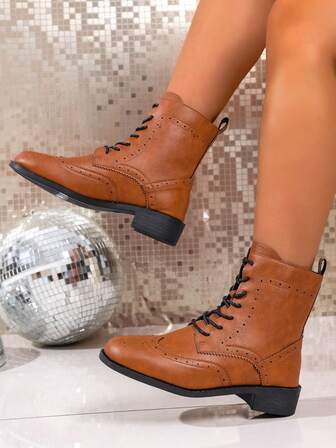 1 par eleganta damstövlar med metallkedja, bekväm grov klack, halva vaden, dragkedja i sidan, lämplig för vardagsbruk på hösten/vintern, vita Chelsea-stövlar i läder