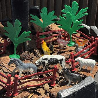 18 件农场动物模型套装，包含栅栏、树、野马、牛、羊、牧羊犬、鸡、鸭等动物模型，适用于科学教育收藏玩具，是生日、圣诞节、万圣节的理想礼物