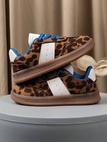 Un par de zapatos deportivos nuevos y de moda para niños con colores contrastantes y empeine de patchwork, versátiles y adecuados para deportes al aire libre, compras y viajes para niños y niñas. Estos son zapatos deportivos para estudiantes, perfectos para deportes escolares para niños y niñas. - azul amarillo - Ver 3