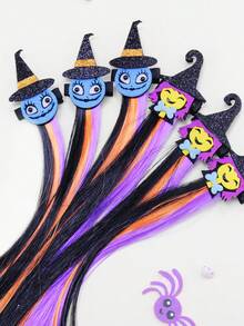 ¡Accesorio para el cabello de bruja de Halloween súper lindo! Peinado de bruja extravagante, mechones de cabello en degradado de colores vibrantes púrpura, naranja y negro, combinados con decoraciones de fantasmas, calabazas y otros adornos festivos. Ya sea para una fiesta escolar o para ir a pedir dulces, úsalo para convertirte instantáneamente en una adorable brujita.