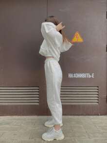 Bộ 2 món gồm áo hoodie dài tay rộng rãi lót lông cừu ấm áp có túi dành cho nữ và quần nỉ ống rộng, thiết kế vai rớt. - Màu Xám nhạt - Xem 9
