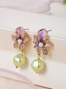 一对复古风格的女士天然仿珍珠花朵耳环。设计独特，品质优雅，展现了中国风耳环的魅力。它们是2026年情人节、母亲节、开学季和各种派对的理想礼物。耳环。珍珠耳环。金耳环。珠宝。金色饰品 - 淡紫色 - 查看 6