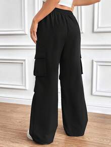 Pantalones cargo con bolsillo lateral con solapa con diseño arrugado y cordón para mujer - Negro - Ver 2