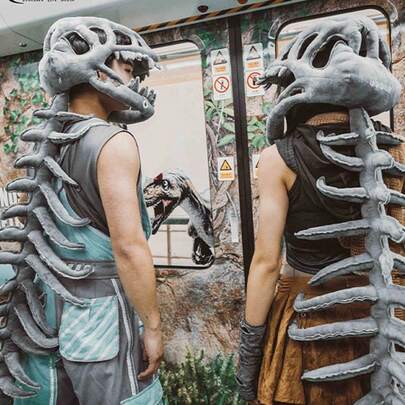 恐龙骨架面具 - 毛茸茸的霸王龙头骨连帽面具，带柔软毛绒下颚，适合儿童和成人，趣味恐怖万圣节角色扮演，恐龙派对礼物，带有咆哮音效（均码）