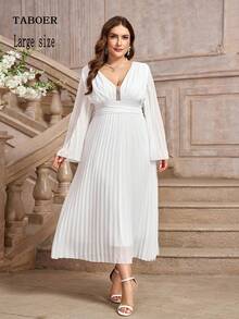 Vestido con cuello en V profundo y dobladillo plisado talla grande