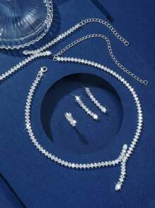 一套奢华新娘结婚首饰：1条镶满水钻的铜底镀金项链 + 1条精致的镀钻手链 + 1对优雅的钻石耳环 + 1枚高贵的钻石戒指，适合婚礼、派对、宴会、新娘摄影、情人节礼物等场合佩戴。 - 銀色 - 查看 3