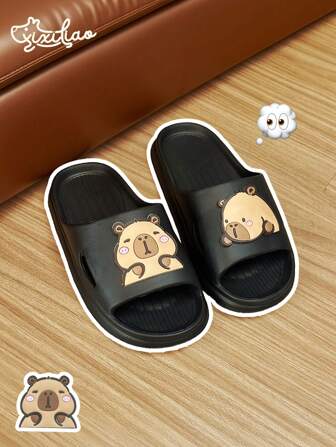 全新当季水豚风格亮面平底家居男士拖鞋，采用EVA材质制成，防滑透气，防臭，轻便耐磨。百搭的黑色外观，休闲时尚。这款凉鞋适合室内居家和户外行走，男女皆宜。