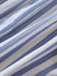 这款女士轻奢条纹衬衫非常适合叠穿。它采用宽松的灯笼袖设计，休闲时尚，适合日常穿着。面料为半透明材质。