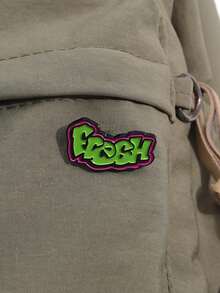 Party Broschen, einzigartig gestaltete Metallabzeichen, Anstecknadeln und lustige Party-Geschenke, die an Klassenkameraden und Freunde verschenkt werden können. Sie können an Jacken und Kleidung für einen stilvollen Touch angesteckt werden. Diese Broschen sind perfekt für Partyveranstaltungen.