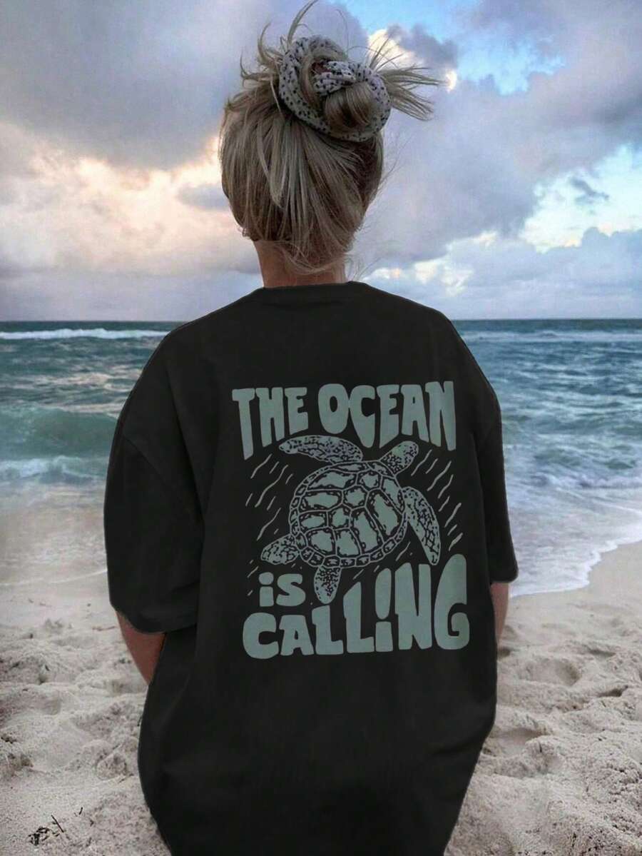 女款大尺碼夏季休閒度假 Ocean Calling 海龜與標語印花 T-shirt 黑色 - 黑色 - 查看 1
