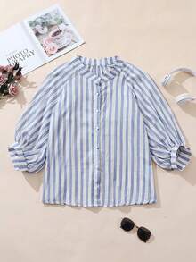 这款女士轻奢条纹衬衫非常适合叠穿。它采用宽松的灯笼袖设计，休闲时尚，适合日常穿着。面料为半透明材质。
