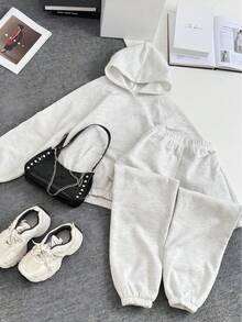 Bộ 2 món gồm áo hoodie dài tay rộng rãi lót lông cừu ấm áp có túi dành cho nữ và quần nỉ ống rộng, thiết kế vai rớt. - Màu Xám nhạt - Xem 2