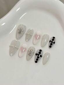 万圣节美甲，十款中长杏仁形压花假指甲。甜美酷炫的混搭风格。清澈浅色底色，粉色爱心，珍珠点缀，黑色波点，钢珠十字，简约而不失时尚温柔，提升美感，让指甲更显精致。 - 黑與白 - 查看 4