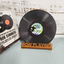 1 pieza Soporte de almacenamiento de discos de vinilo "Now Playing", estante de madera para exhibición de álbumes de vinilo, accesorios "Now Spinning" de madera para tocadiscos, estante de almacenamiento de madera para accesorios de tocadiscos para decoración del dormitorio y la sala de estar para amantes del vinilo