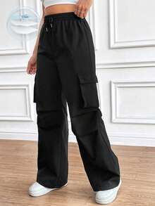 Pantalones cargo con bolsillo lateral con solapa con diseño arrugado y cordón para mujer - Negro - Ver 1