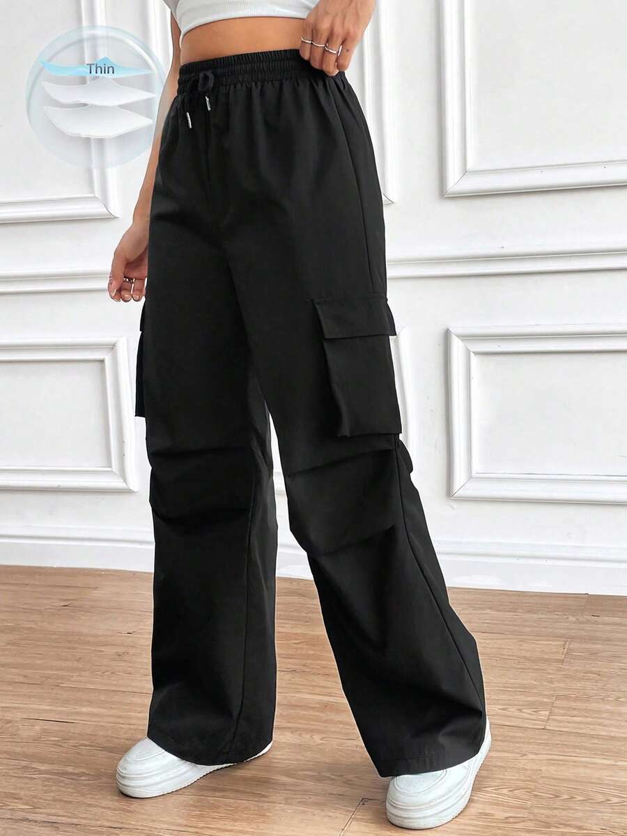 Pantalones cargo con bolsillo lateral con solapa con diseño arrugado y cordón para mujer - Negro - Ver 1