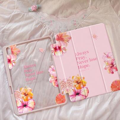 这款精美可爱的卡通粉色花龟字母双面彩绘亚克力透明水晶背壳，防震设计，适用于 iPad 第七代、第八代（10.2 英寸）和第十代。内置笔槽，支持睡眠唤醒功能/多种折叠支架方式。是节日和新年的馈赠佳品。